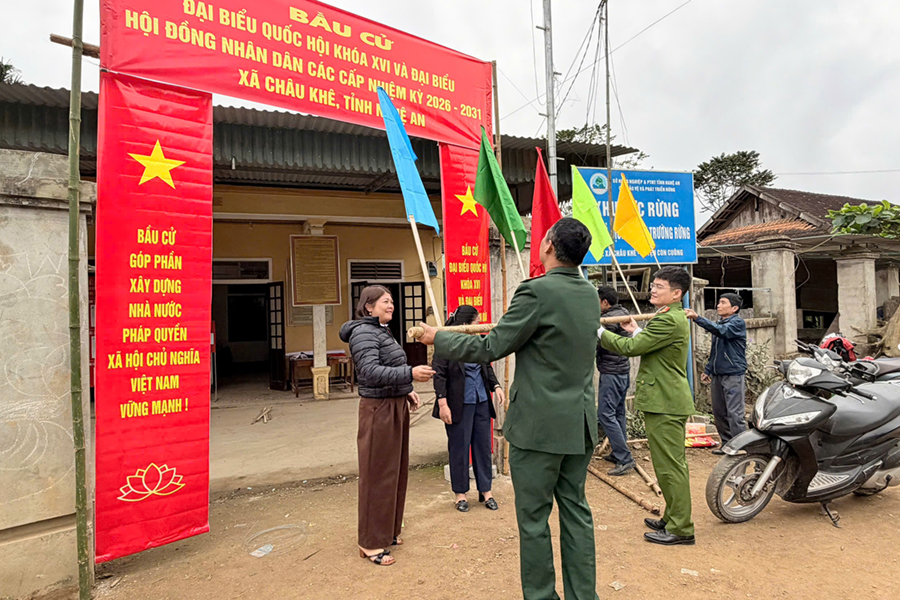Ra quân dọn dẹp, trang trí khánh tiết tại điểm bầu cử