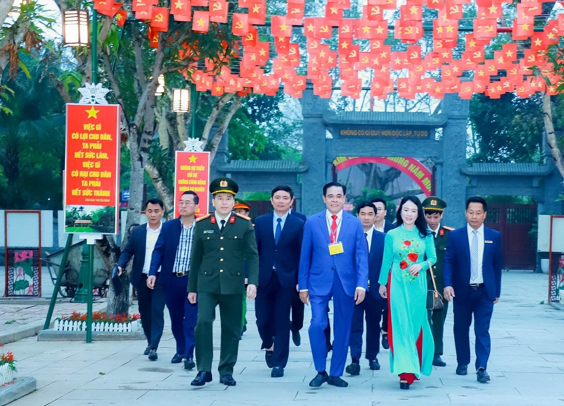 Ngay sau khi dâng hoa, dâng hương tưởng niệm Chủ tịch Hồ Chí Minh, Chủ tịch UBND tỉnh Võ Trọng Hải di chuyển về Khu vực bỏ phiếu số 8, xóm Sen 2, xã Kim Liên để tham gia bỏ phiếu bầu cử