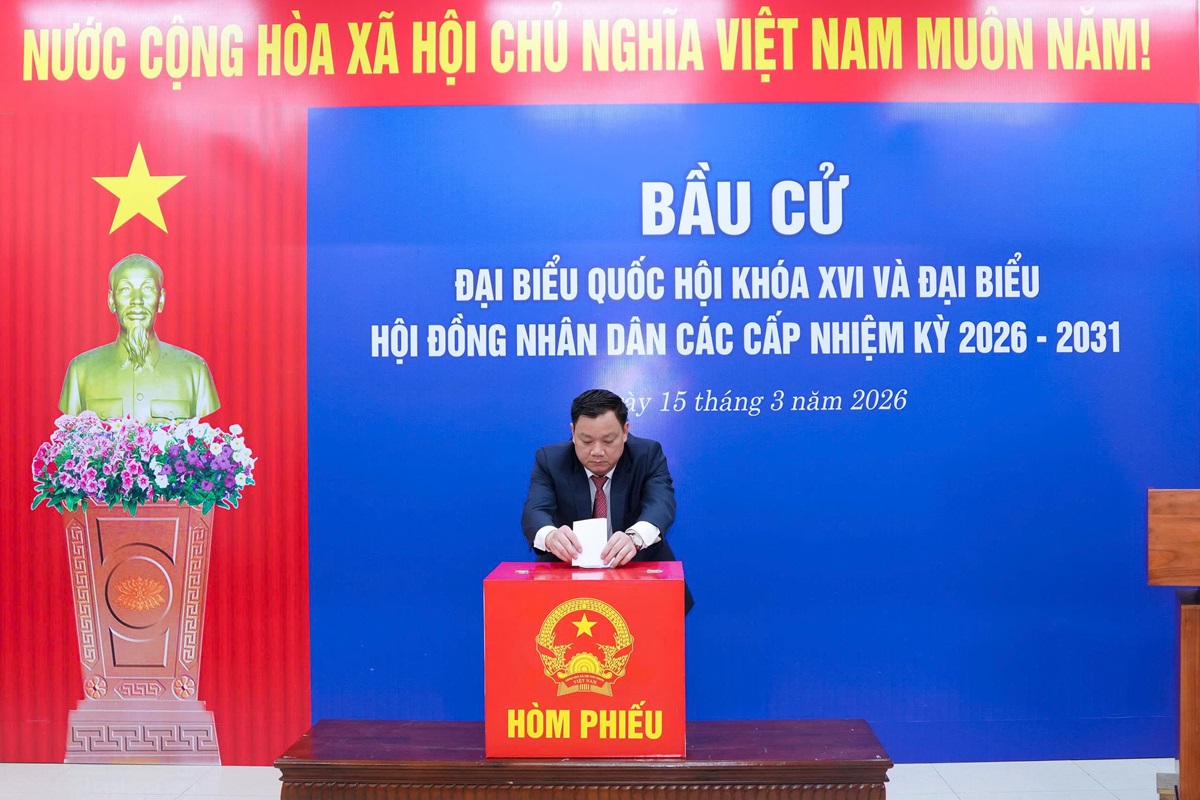 Ủy viên Trung ương Đảng, Bí thư Tỉnh ủy Nguyễn Khắc Thận bỏ phiếu bầu cử tại khu vực bỏ phiếu số 2 (khối 4, phường Trường Vinh)