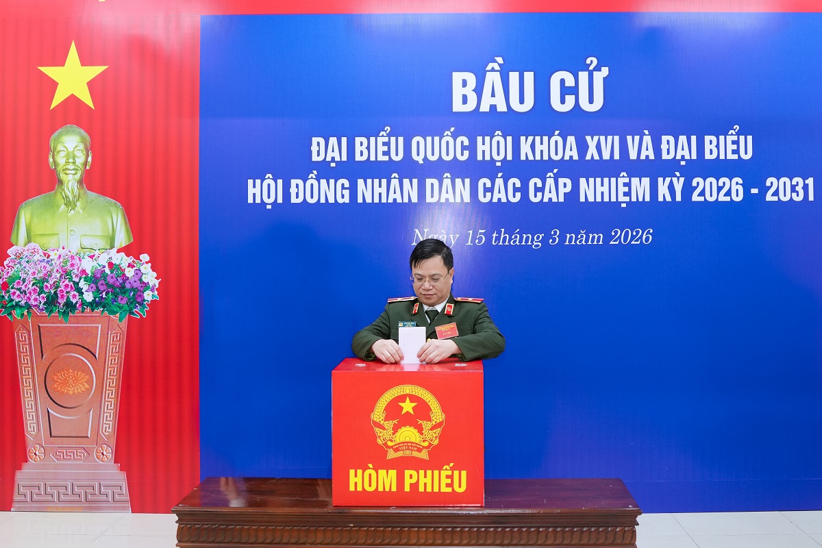Đồng chí Thiếu tướng Đinh Việt Dũng - Ủy viên Ban Thường vụ Tỉnh ủy, Bí thư Đảng ủy, Giám đốc Công an tỉnh bỏ phiếu bầu cử