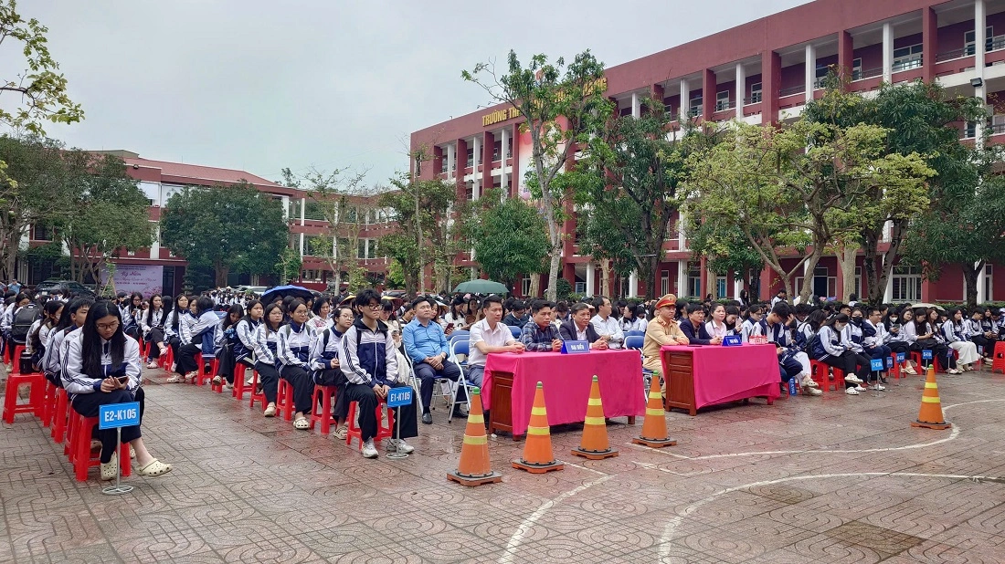Đại biểu và đông đảo học sinh tham gia chương trình 