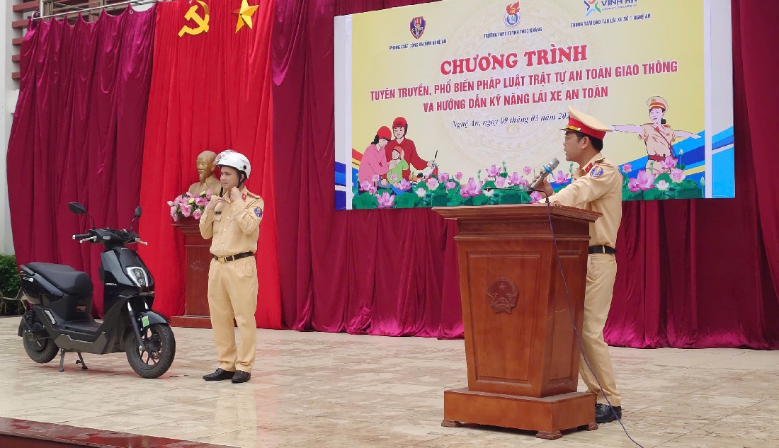 Phòng Cảnh sát giao thông tuyên truyền, phổ biến pháp luật về trật tự ATGT và hướng dẫn kỹ năng lái xe an toàn cho học sinh