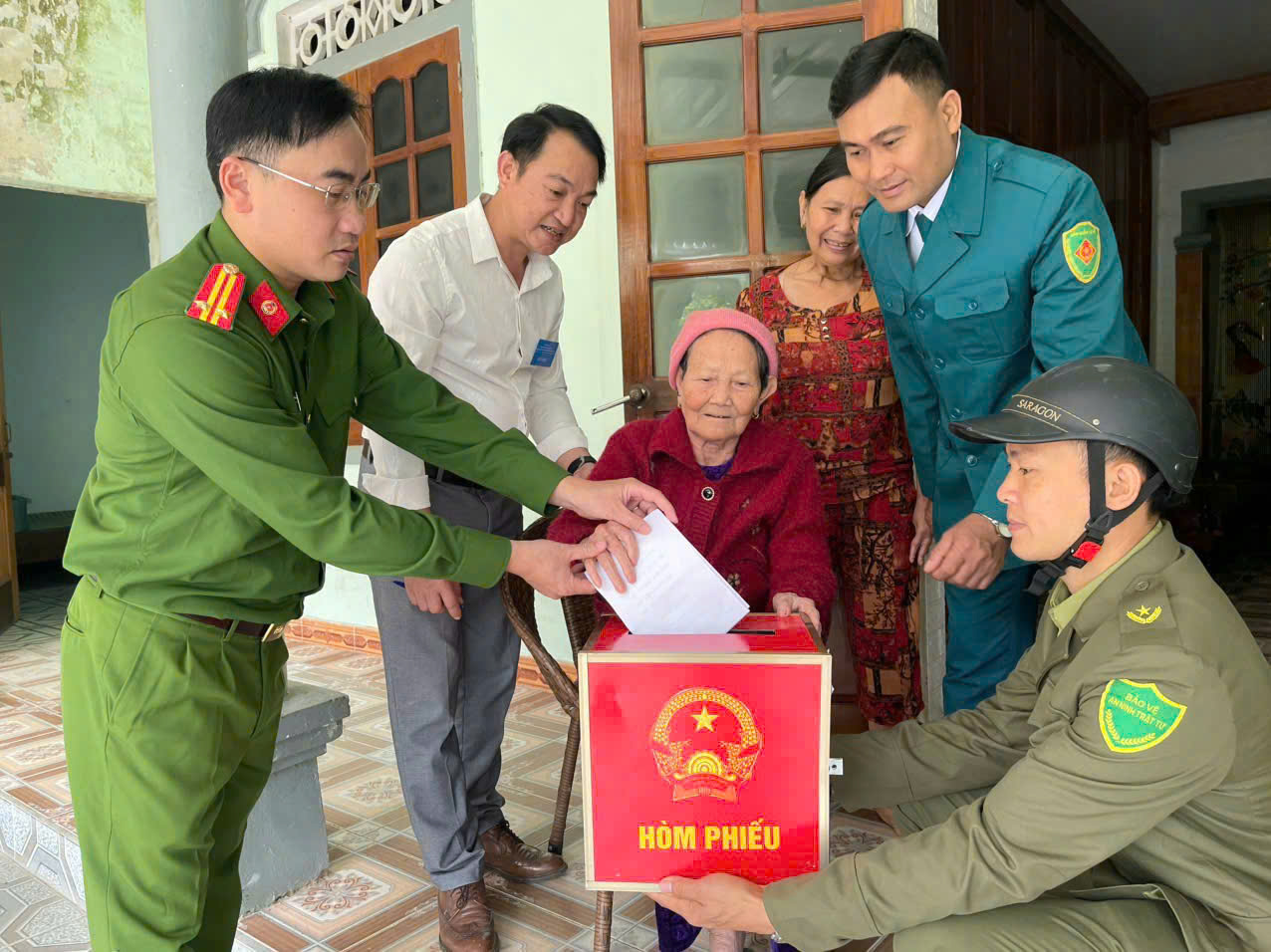 Công an xã mang thùng phiếu di động đến tận nhà hỗ trợ cử tri bỏ phiếu