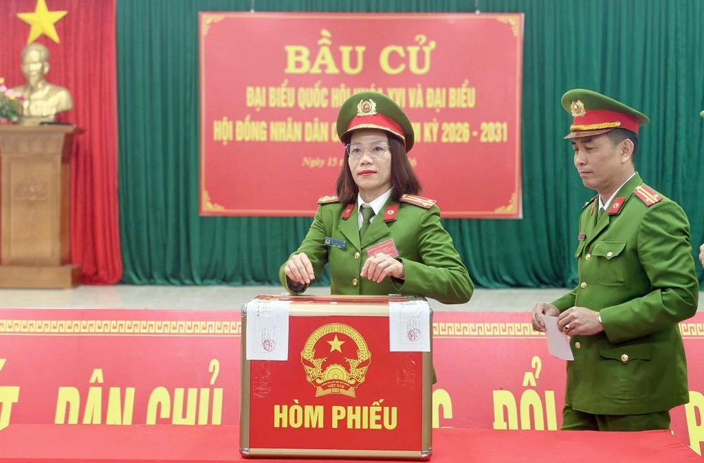 Cử tri Công an phường Cửa Lò hân hoan đi bầu cử để triển khai lực lượng bảo đảm ANTT