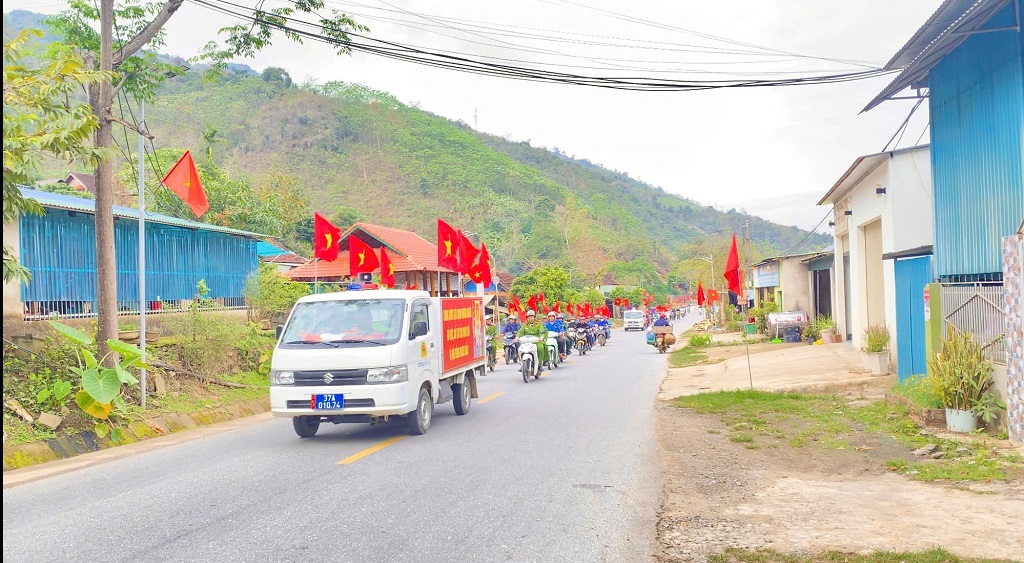 Xã Chiêu Lưu ra quân tuyên truyền lưu động về bầu cử