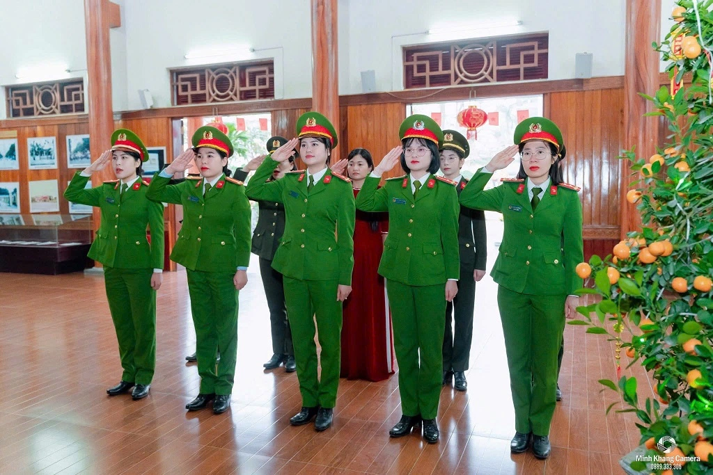 Công an xã tổ chức dâng hoa, dâng hương tại nhà tưởng niệm đồng chí Nguyễn Thị Minh Khai