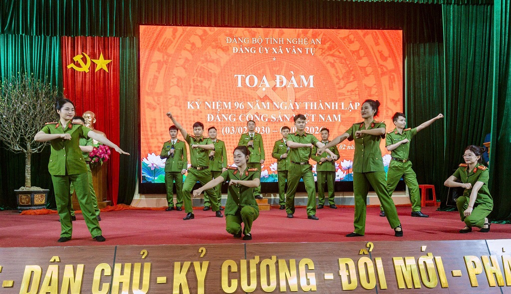 Đội văn nghệ xung kích Công an xã tham gia nhiều hoạt động phục vụ bà con Nhân dân