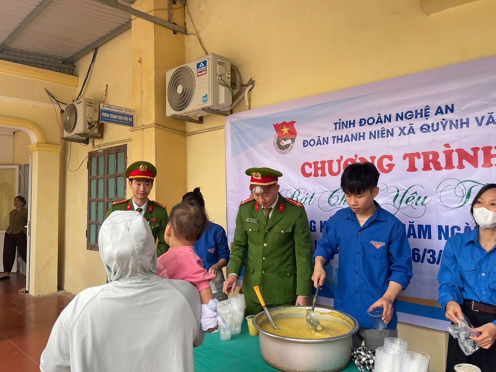 Công an xã tổ chức phát cháo tận tay bệnh nhân