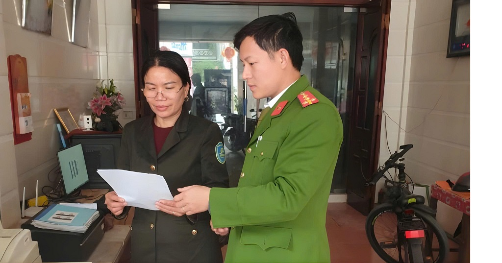 Công an xã Quỳnh Văn tuyên truyền, vận động cơ sở in ấn, photocopy ký cam kết bảo đảm ANTT phục vụ bầu cử