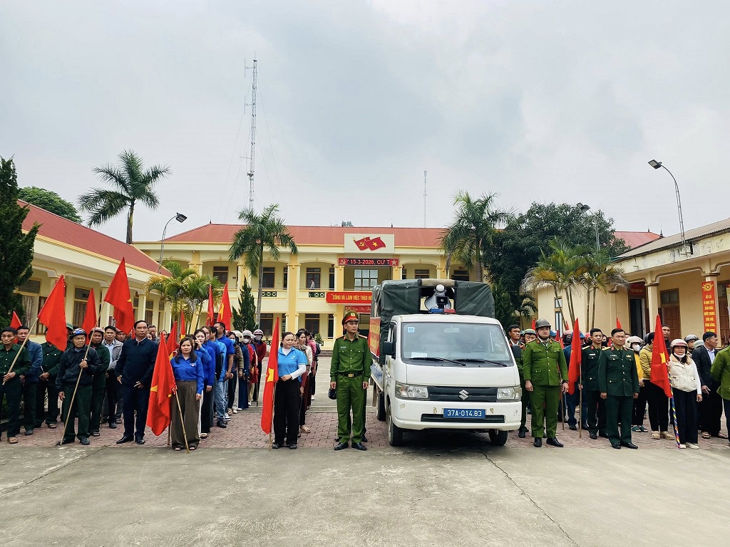 Công an xã Anh Sơn Đông phối hợp tuyên truyền lưu động về bầu cử
