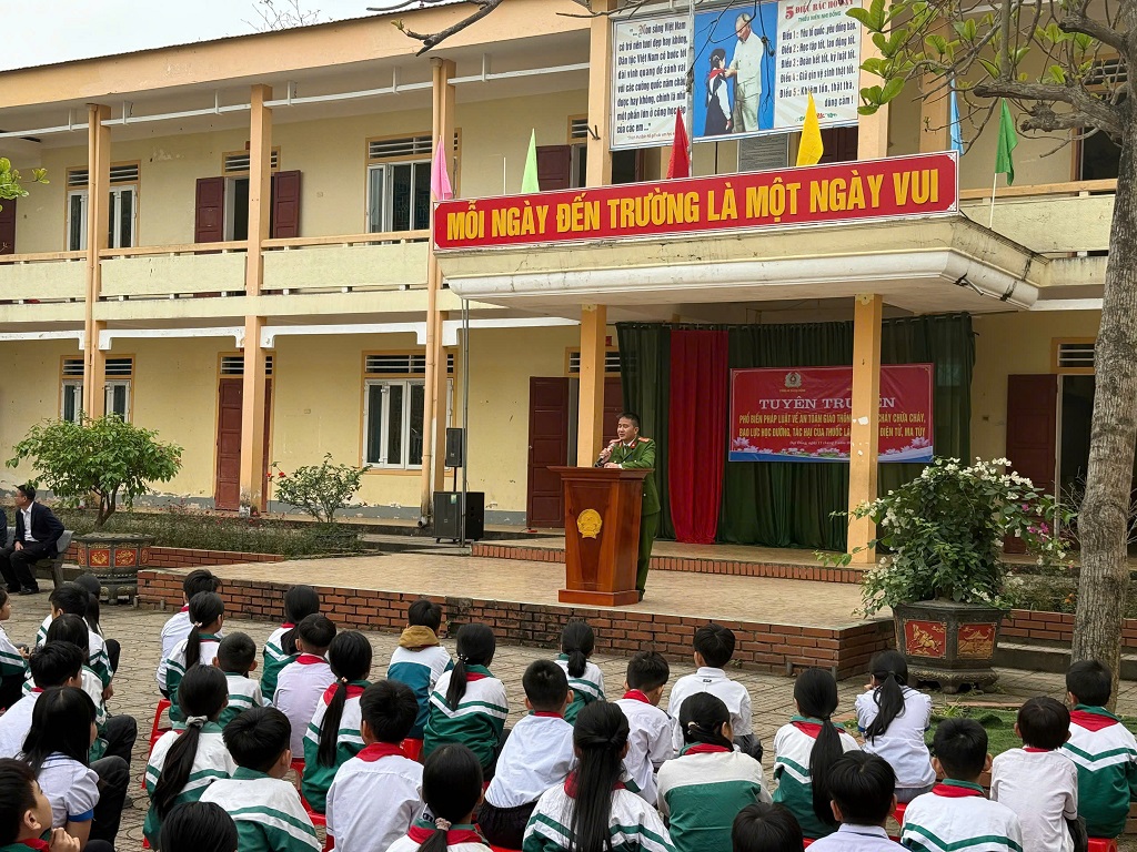 Công an xã Đại Đồng tuyên truyền, phổ biến pháp luật tại Trường Tiểu học Thanh Lĩnh