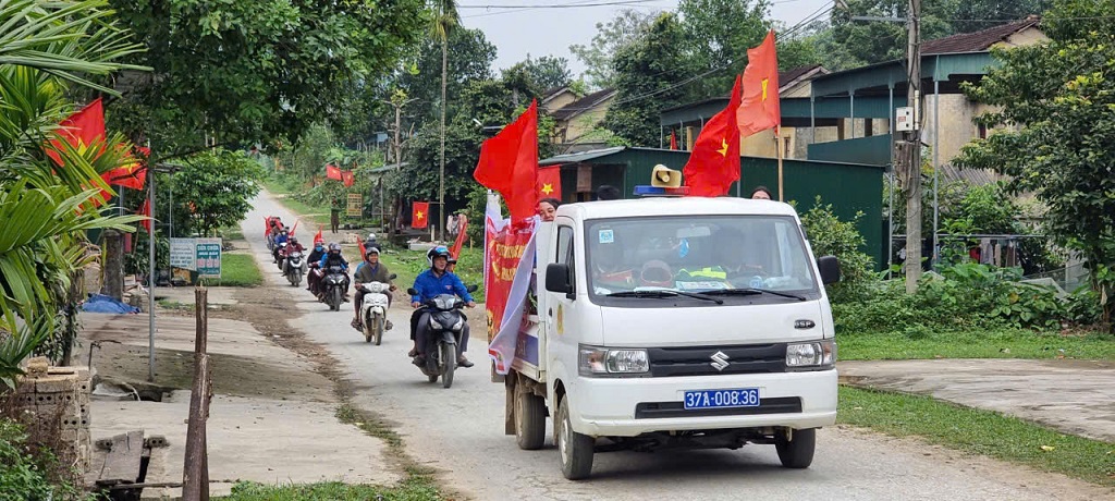Công an xã Sơn Lâm phối hợp tuyên truyền lưu động phục vụ bầu cử