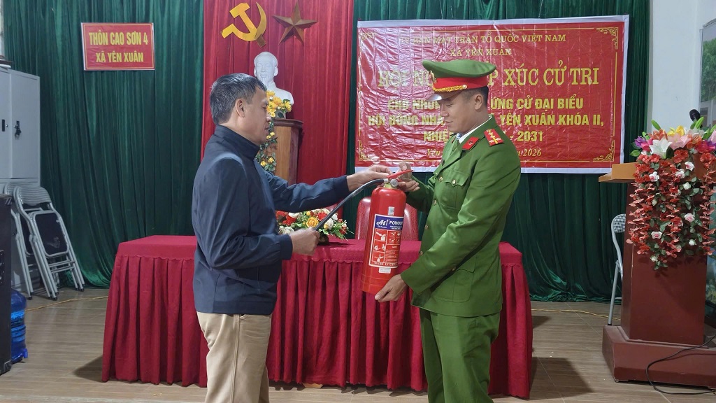Kiểm tra PCCC&CNCH tại điểm bỏ phiếu phục vụ bầu cử