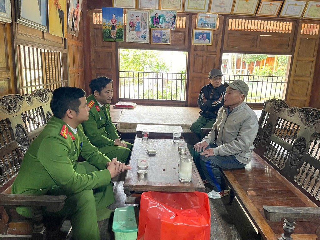 Tăng cường gặp gỡ già làng, trưởng bản, người có uy tín để tuyên truyền về công tác bầu cử