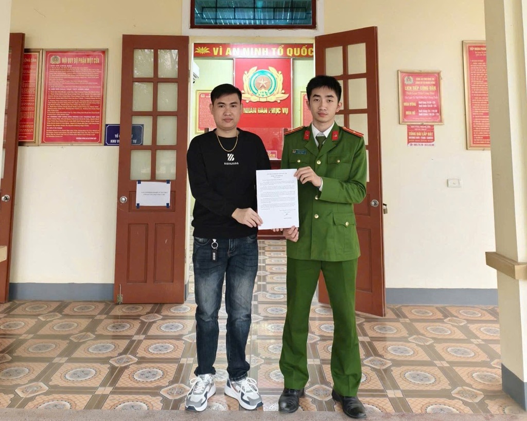 Công an xã Nghĩa Đồng hỗ trợ người dân nhận lại số tiền chuyển khoản nhầm