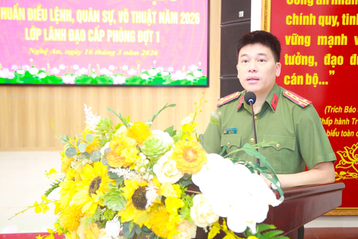 Đồng chí Đại tá Trần Hồng Quang – Phó Bí thư Đảng ủy, Phó Giám đốc Công an tỉnh phát biểu chỉ đạo tại buổi lễ