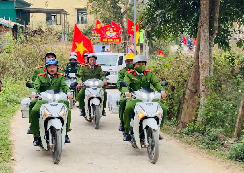 Công an xã Na Loi tích cực tham gia tuyên truyền về Cuộc bầu cử