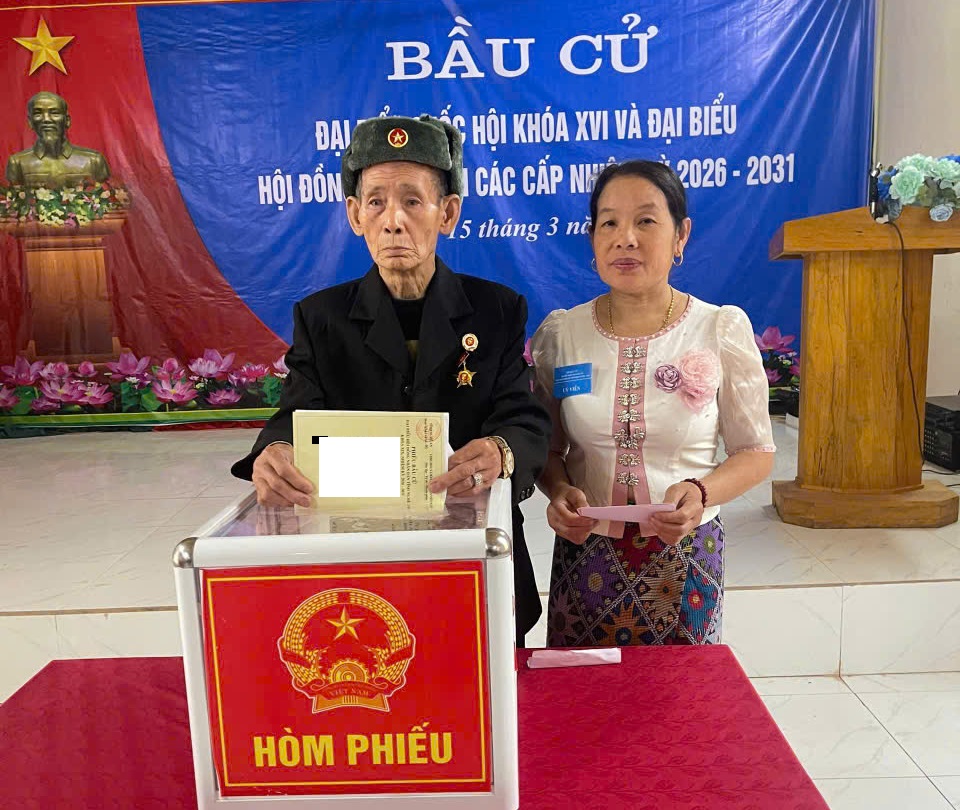 Không khí rộn ràng tại điểm bầu cử của xã biên giới Mỹ Lý