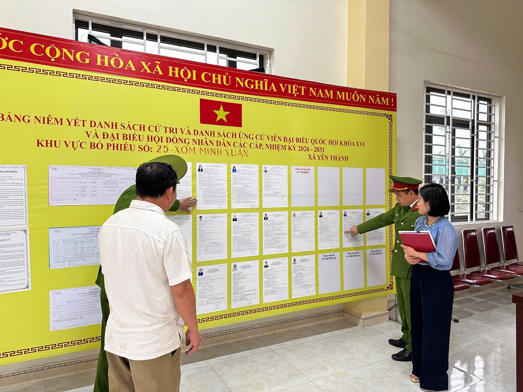 Đoàn kiểm tra công tác chuẩn bị tại điểm bầu cử