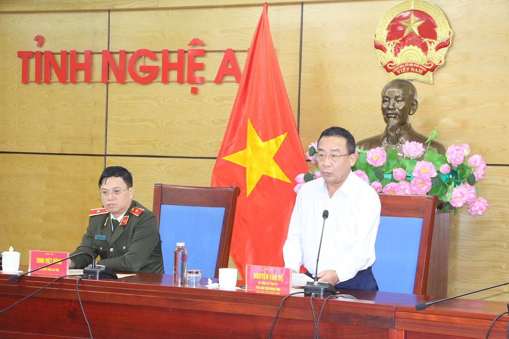 Đồng chí Nguyễn Văn Đệ - Ủy viên Ban Thường vụ Tỉnh ủy, Phó Chủ tịch UBND tỉnh phát biểu tại Hội nghị