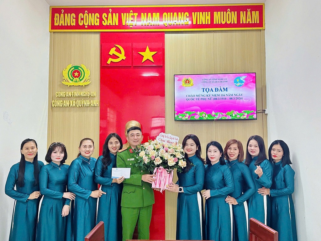 Công an xã trao tặng quà đến cán bộ, hội viên nữ