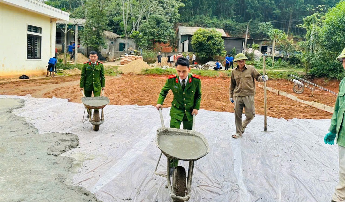 Chi đoàn Công an xã Châu Bình phối hợp xây dựng sân bóng chuyền tại bản Độ 3