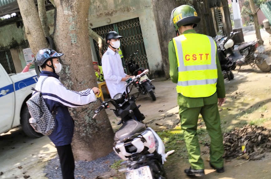 Công an xã Văn Kiều phối hợp tuần tra kiểm soát, xử lý vi phạm trật tự an toàn giao thông