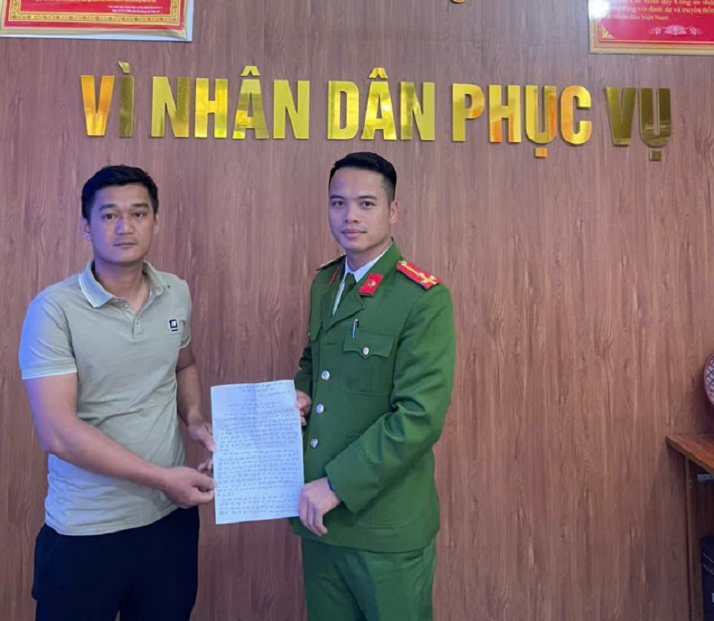 Công an xã Anh Sơn nhận thư cảm ơn của người dân