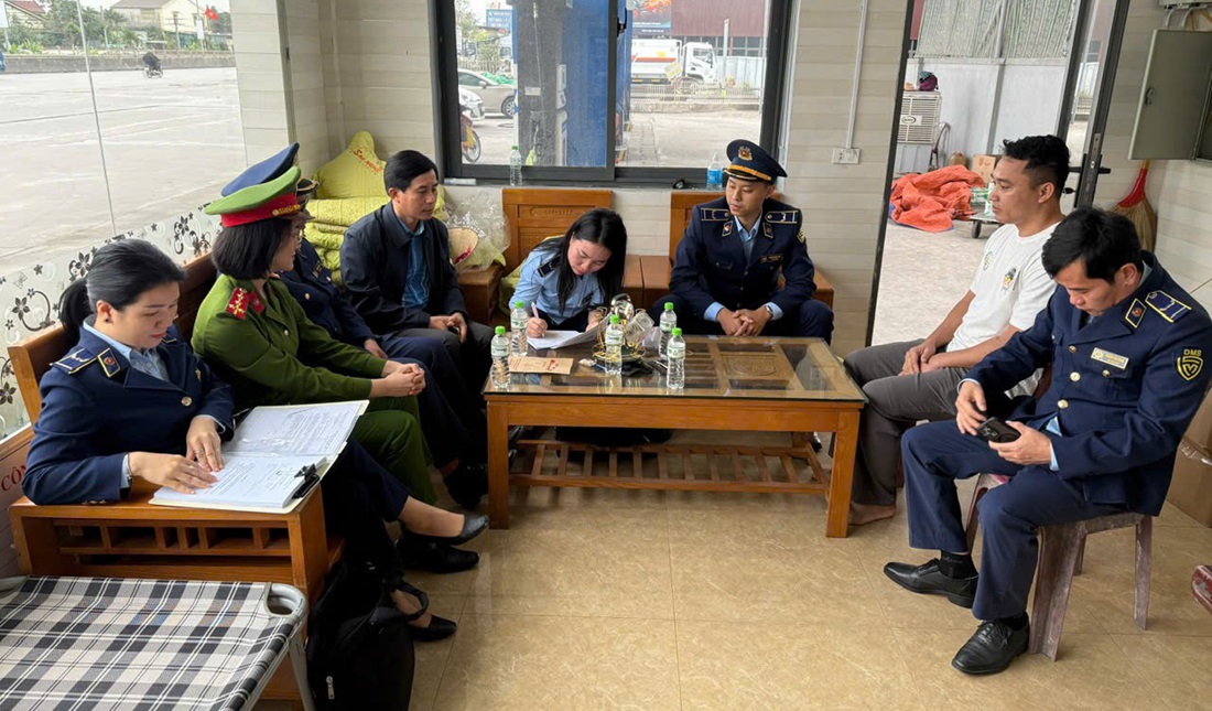 Công an xã Nghi Lộc phối hợp với Đội Quản lý thị trường số 2 kiểm tra hoạt động kinh doanh xăng dầu