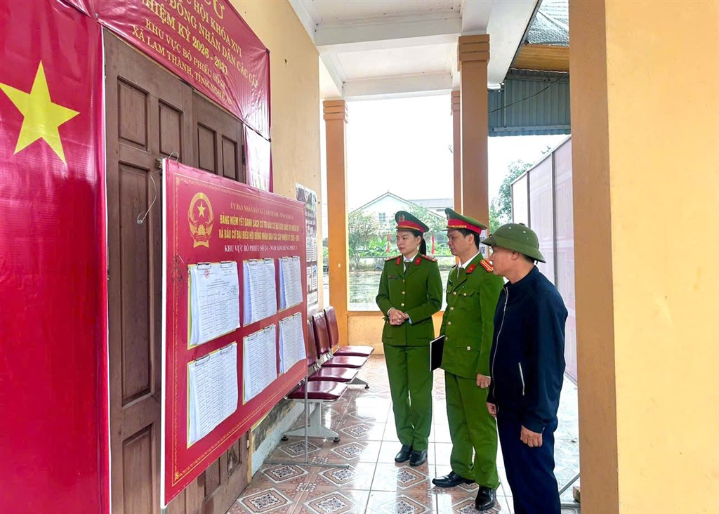 Công an xã Lam Thành tăng cường kiểm tra, bảo vệ điểm niêm yết danh sách cử tri
