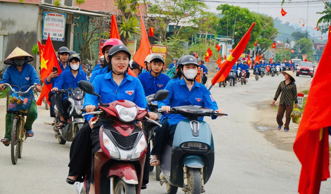 Công an xã Tân Phú tuyên truyền lưu động về bầu cử