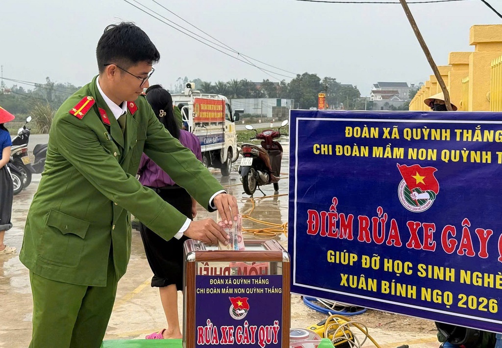 Tổ chức chương trình rửa xe gây quỹ cho trẻ em khó khăn