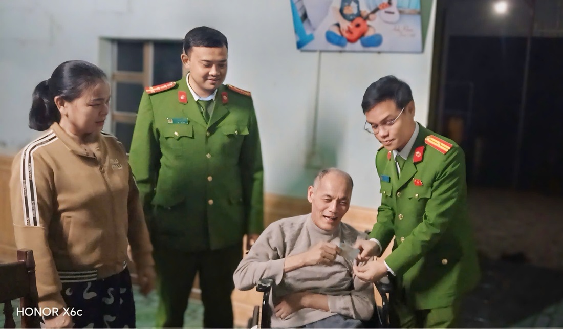 Công an xã Nghĩa Đàn đến tận nhà trao căn cước cho công dân không có khả năng đi lại