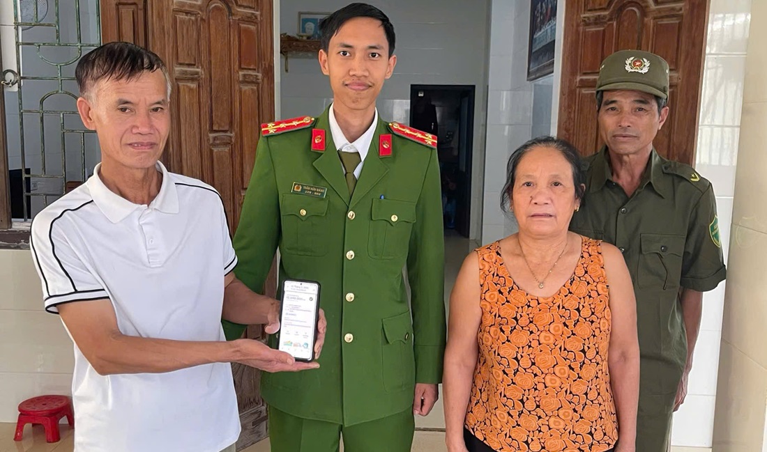 Công an xã Hưng Nguyên hỗ trợ người dân nhận lại tiền chuyển khoản nhầm