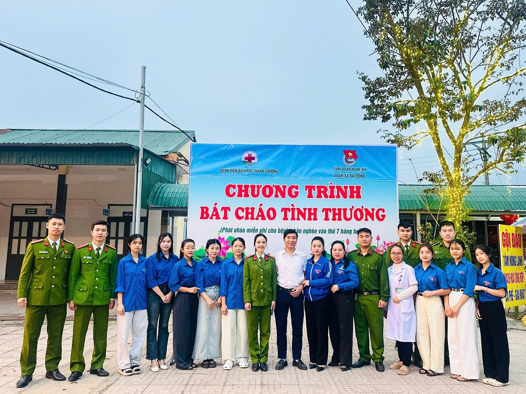 Đoàn viên, thanh niên trao tận tay bệnh nhân và người nhà bệnh nhân 300 suất cháo