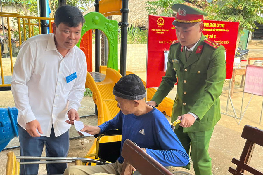 Công an xã Cam Phục hỗ trợ người cao tuổi, người gặp khó khăn tham gia bầu cử