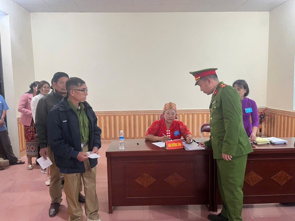 Công an xã Hữu Kiệm tích cực bảo đảm ANTT, hỗ trợ cử tri cao tuổi trong ngày bầu cử
