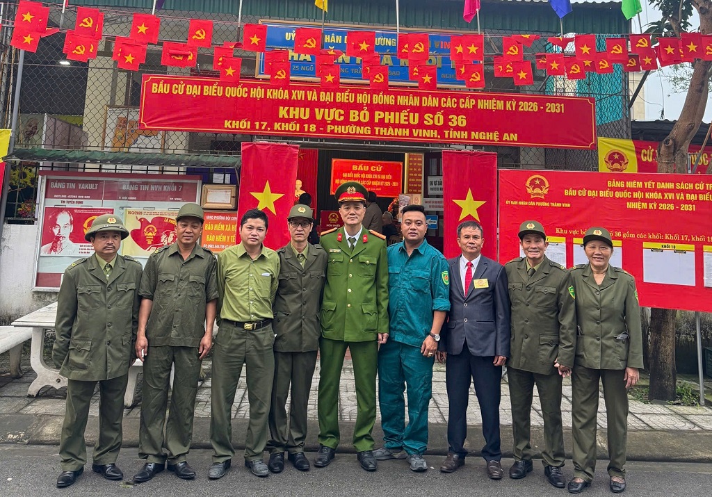 Công an phường Thành Vinh và lực lượng liên quan tuần tra, kiểm soát bảo đảm ANTT phục vụ bầu cử