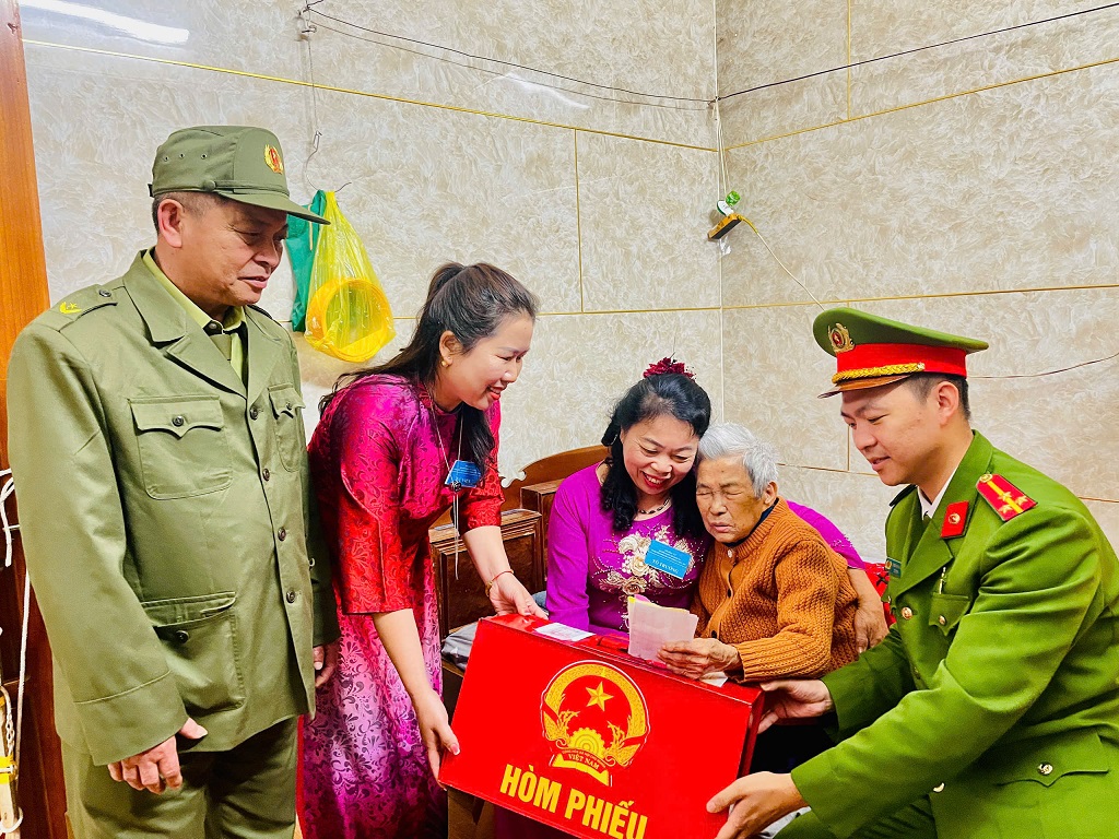 Công an phường Vinh Phú mang thùng phiếu di động đến tận nhà hỗ trợ cử tri bỏ phiếu