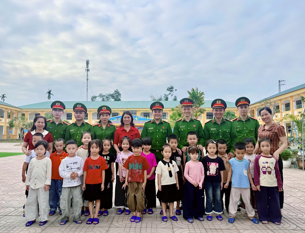 Công an xã cùng các em học sinh chụp ảnh lưu niệm