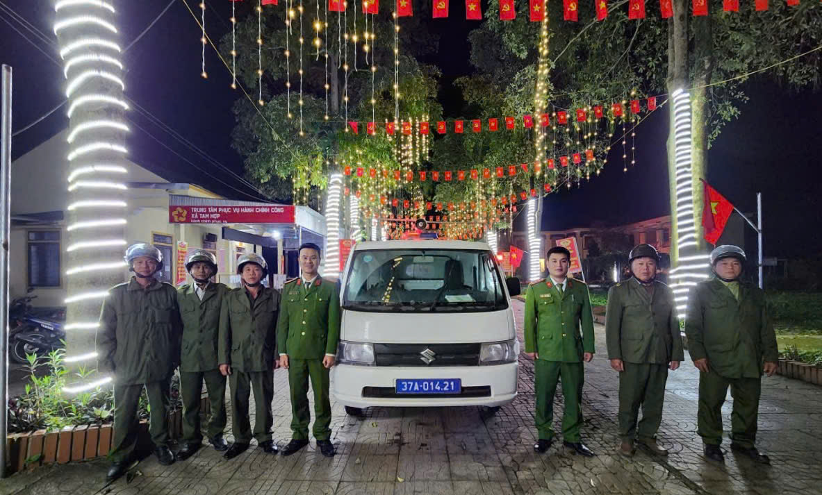 Công an xã tăng cường tuần tra vũ trang