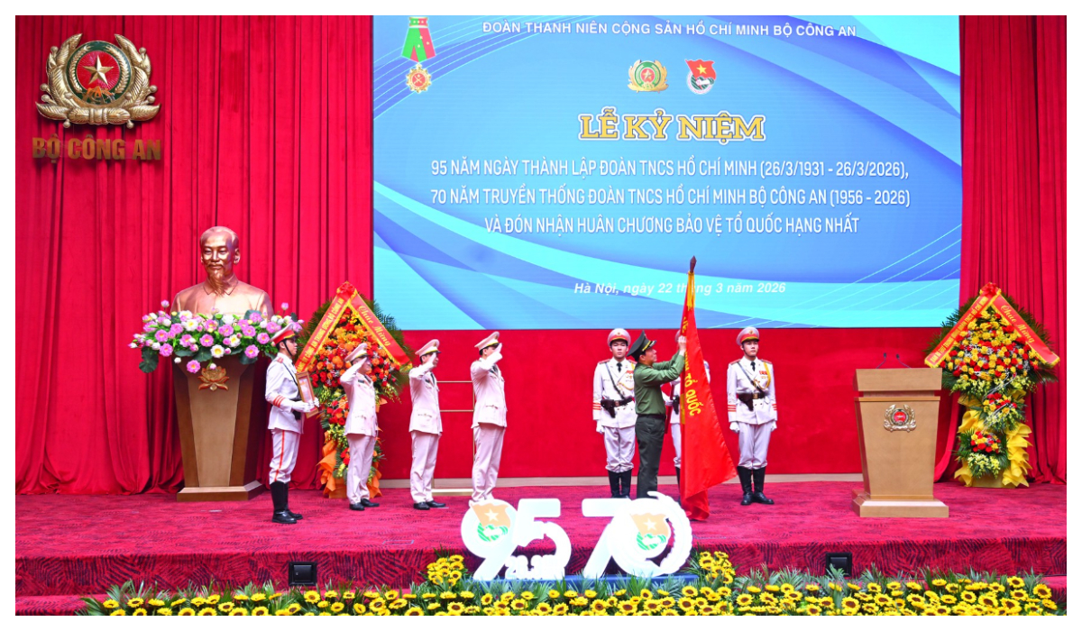 Đoàn Thanh niên Cộng sản Hồ Chí Minh Bộ Công an đón nhận Huân chương Bảo vệ Tổ quốc hạng Nhất