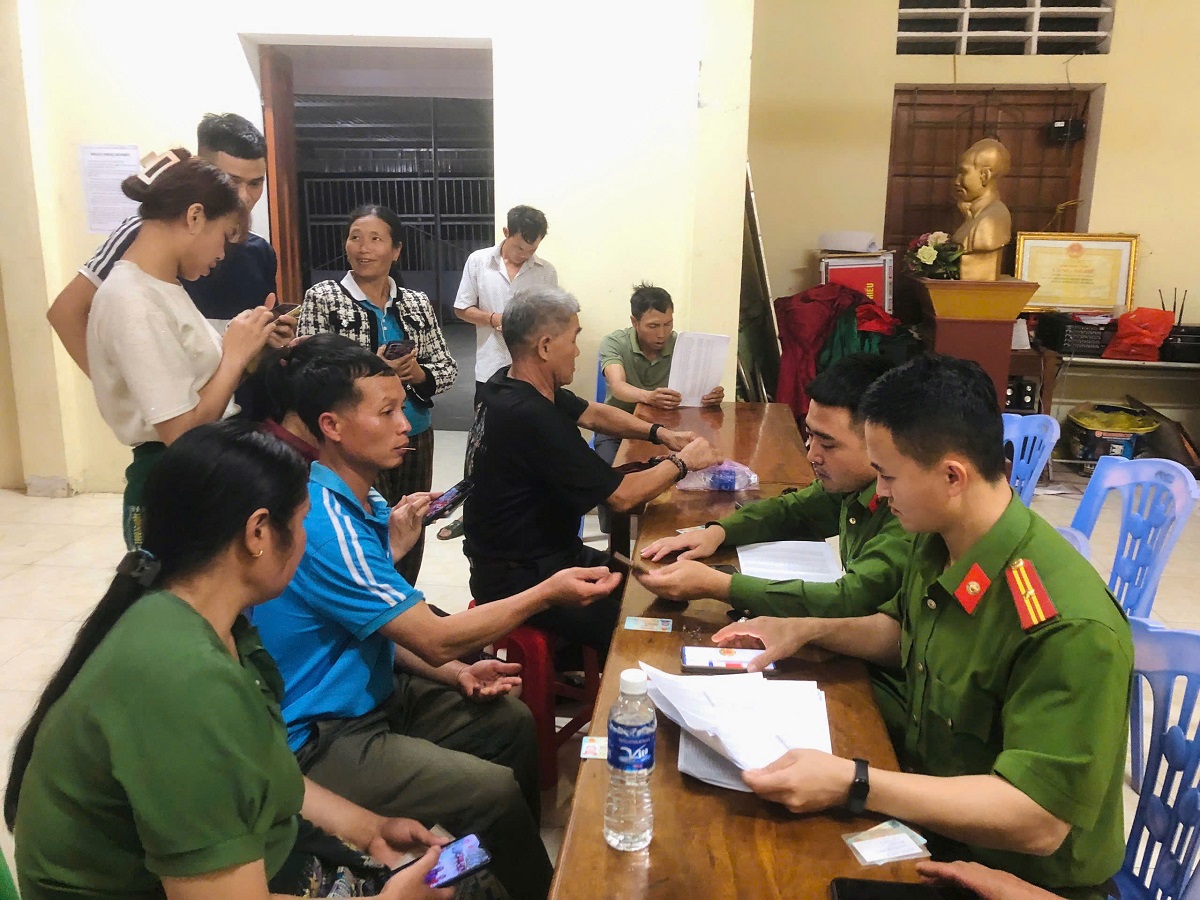 Công an xã Na Loi hỗ trợ người dân tích hợp tài khoản an sinh xã hội trên ứng dụng VNeID
