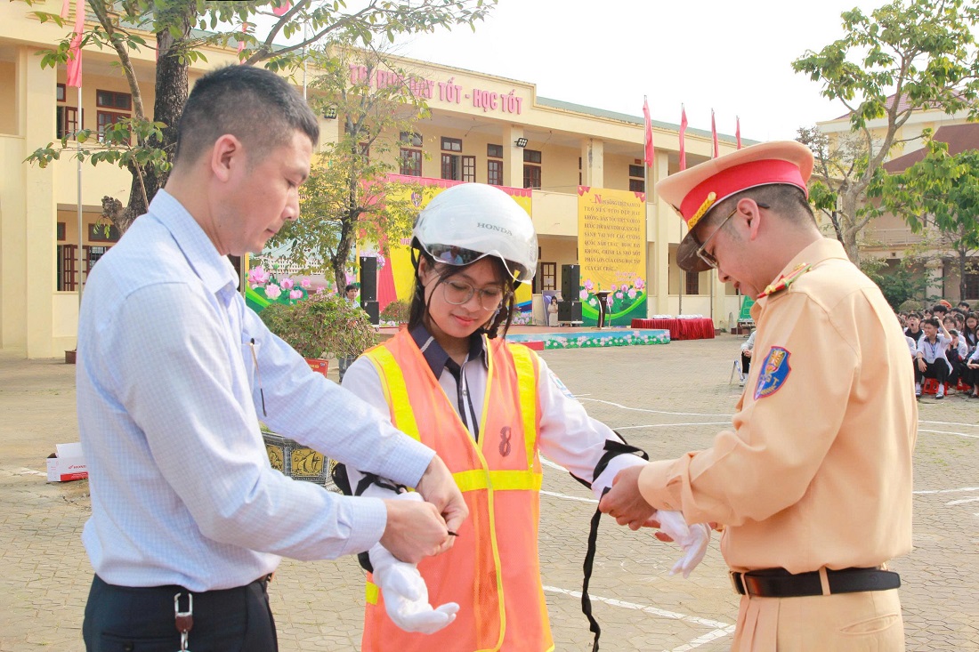 Tuyên truyền, phổ biến pháp luật và hướng dẫn kỹ năng lái xe an toàn cho học sinh THPT