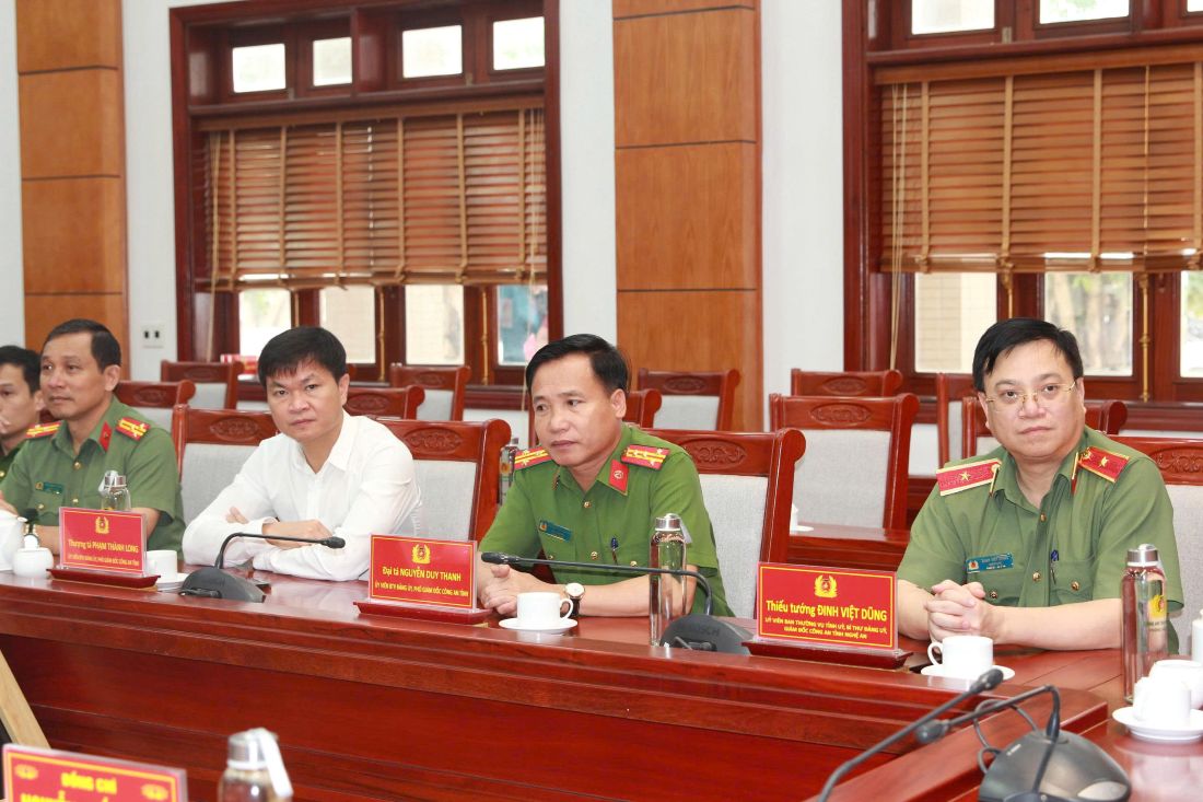 Đại biểu tham dự buổi lễ