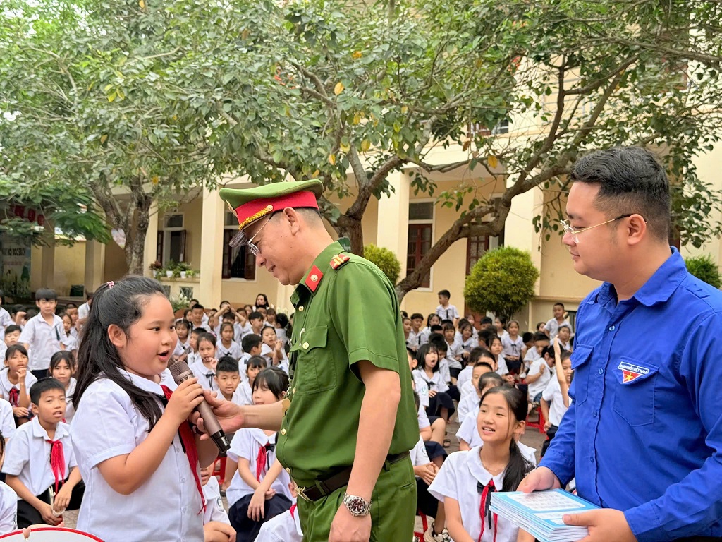 Công an phường Tây Hiếu tuyên truyền pháp luật trong trường học