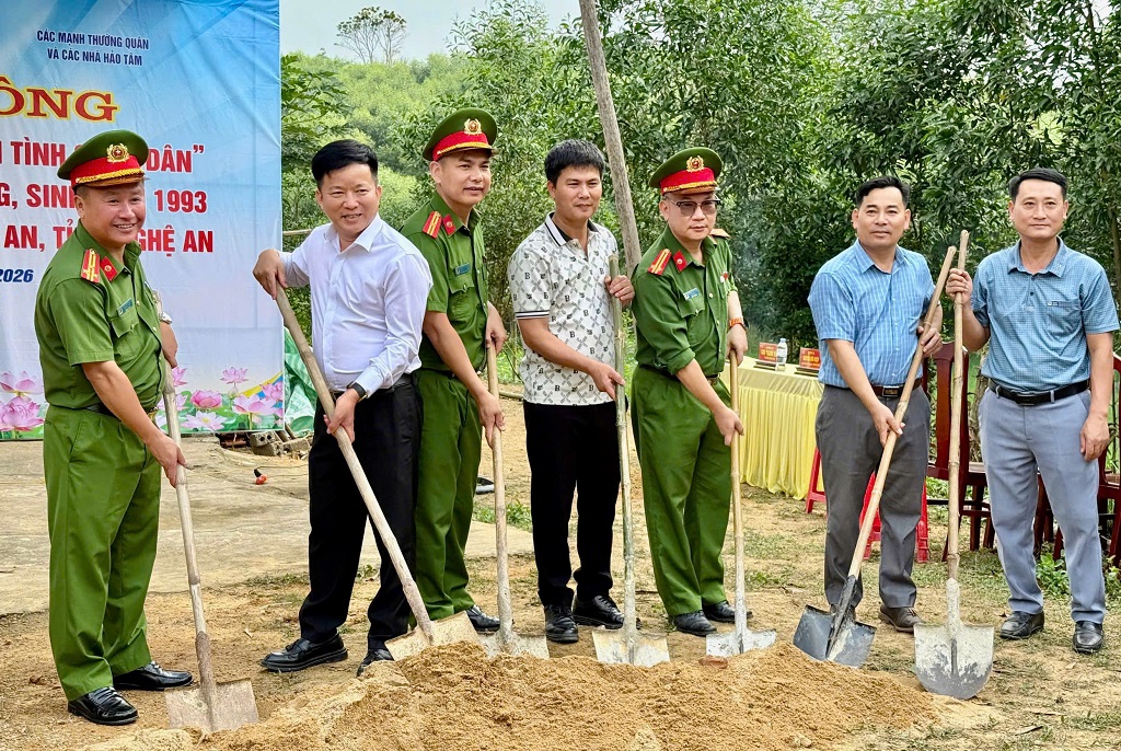 Đại biểu thực hiện nghi thức khởi công xây nhà