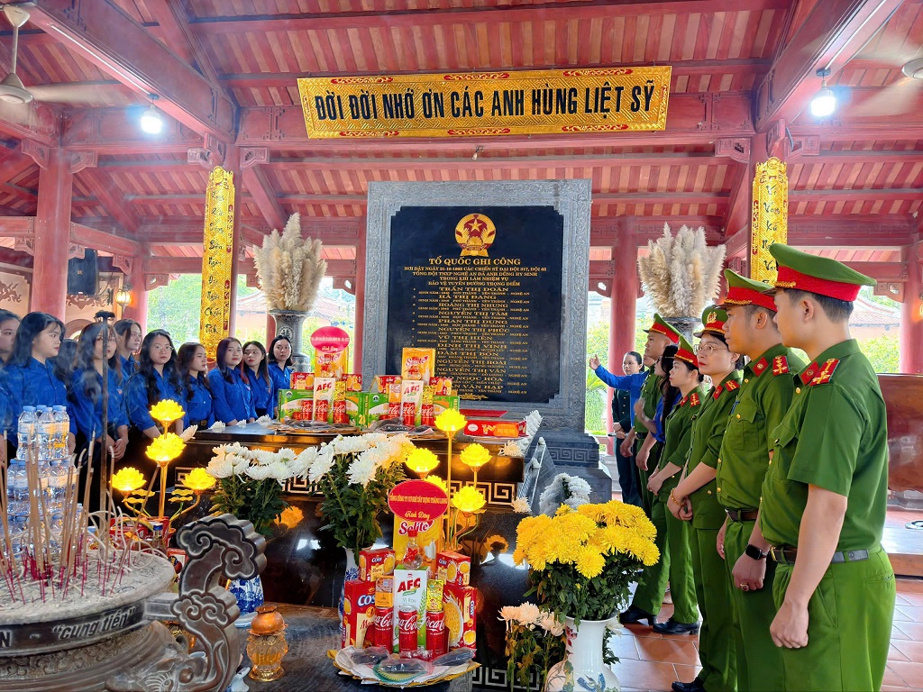Tri ân lịch sử, hướng về biển đảo quê hương
