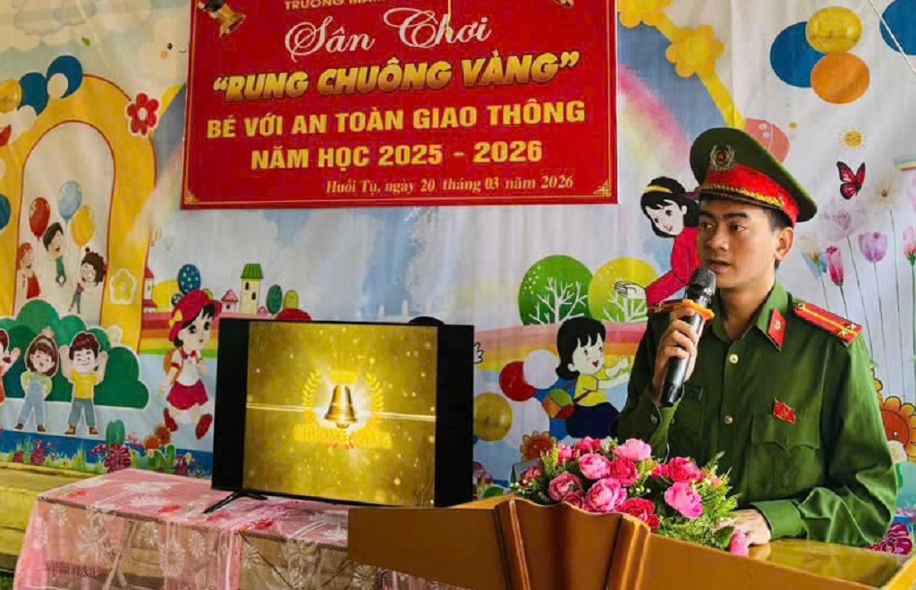 Công an xã Huồi Tụ tuyên truyền ATGT