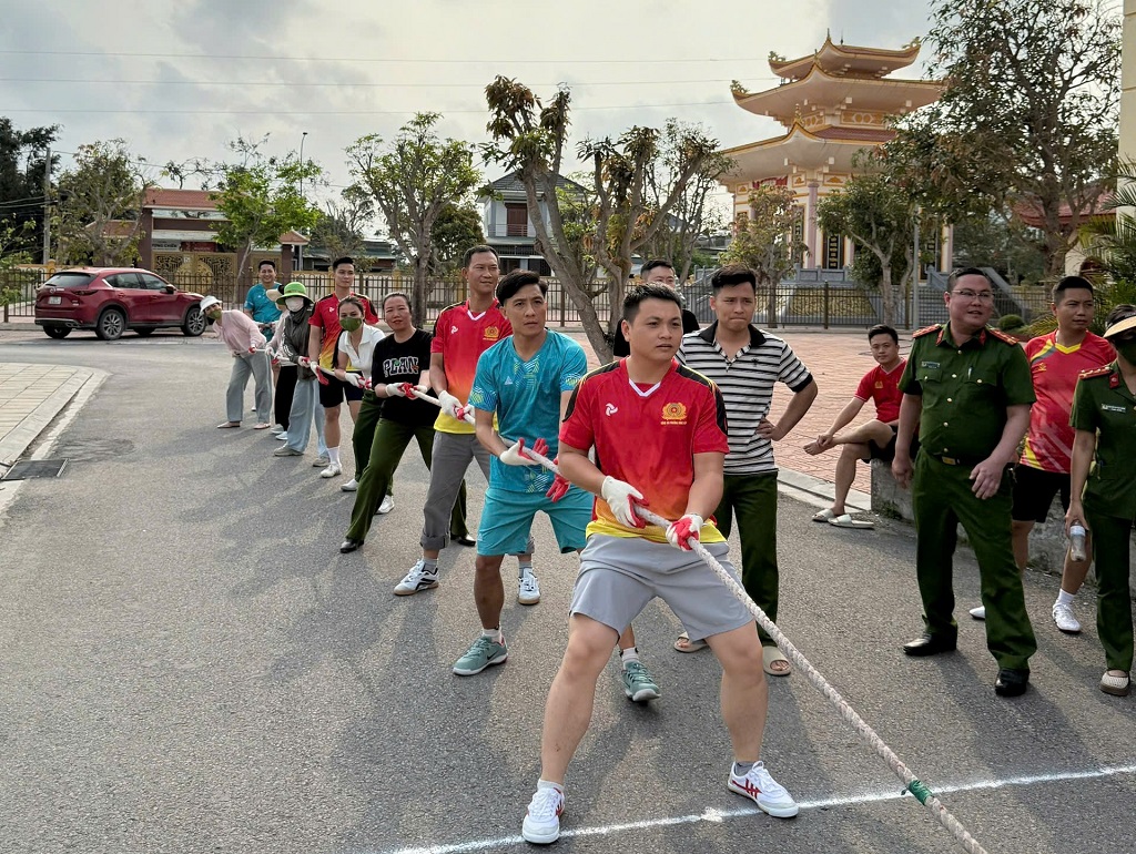 Chi đoàn Công an phường Vinh Lộc tổ chức hoạt động thể thao nhân Ngày thành lập Đoàn